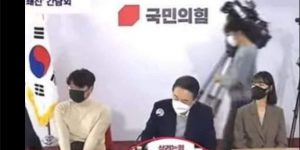 Choi Kangwook Clinic - Why are you the only one covering up?jpg