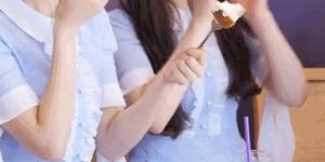 OH MY GIRL Arin who spills while eating.