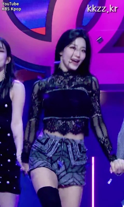 fromis_9's lower body is like a leader. Lee Saerom.