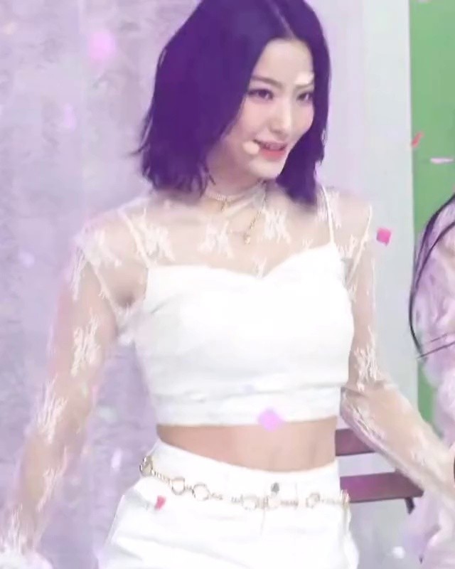 Saerom's standing-up muscles on stage.