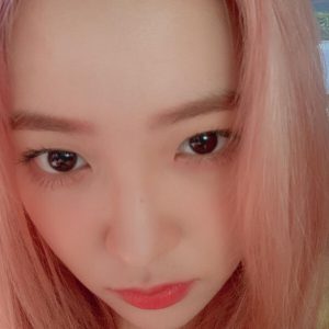 Red Velvet's YERI with pink hair.jpg