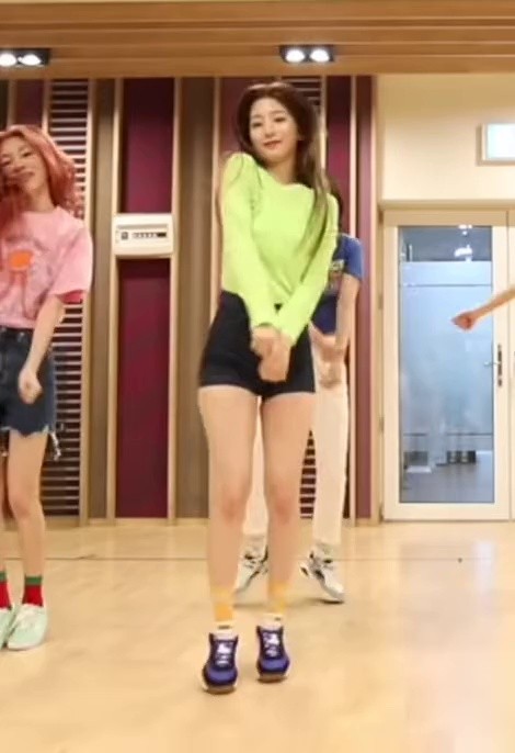 Rocket Punch's Yeonhee's tight pants.