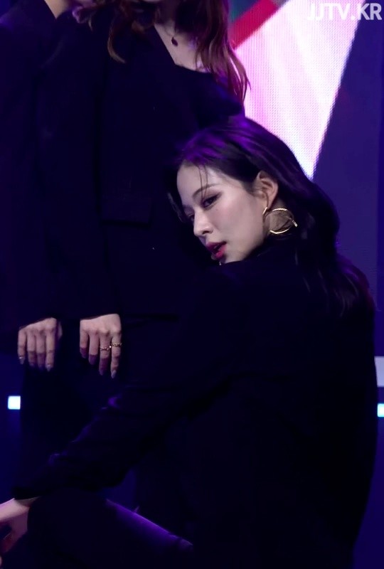 Black suit, bra top, fromis_9's Lee Chaeyoung.