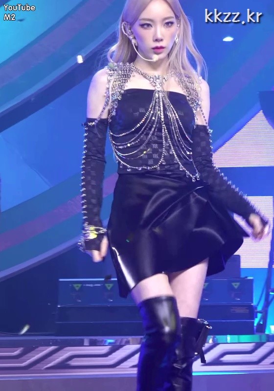 Only one side of Taeyeon's skirt goes up.