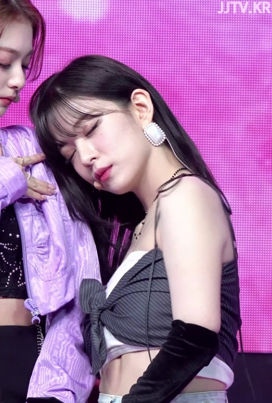 Sleeveless Tied Up Fromis9's Lee Chaeyoung.