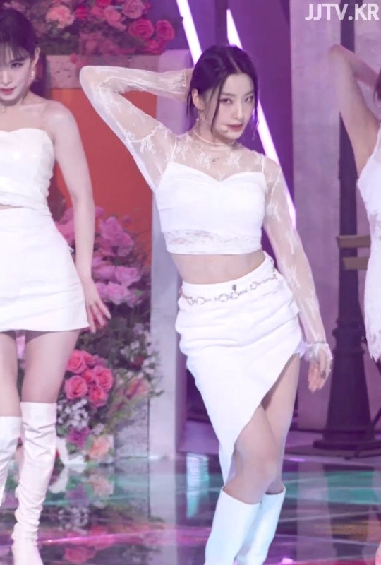 Deep upright white see-through fromis_9 Lee Saerom.