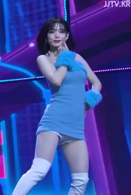 Short off-solder dress. fromis_9's Lee Chaeyoung.