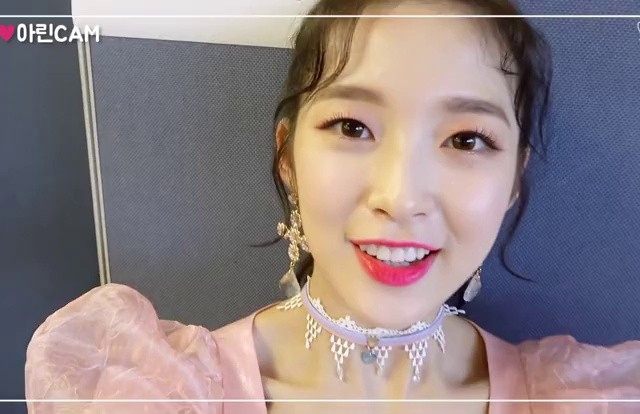 OH MY GIRL's Arin who brags about her necklace earrings.