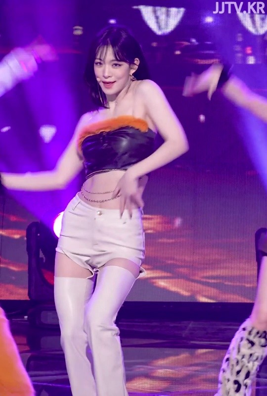 Leather tube top, fromis_9's Lee Chaeyoung.