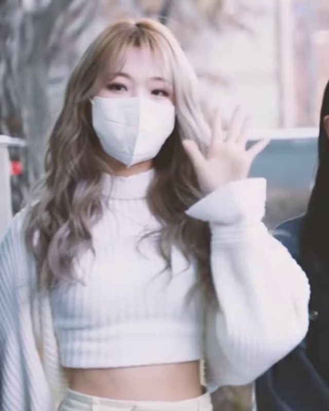 Jiheon wore a tight top to work.