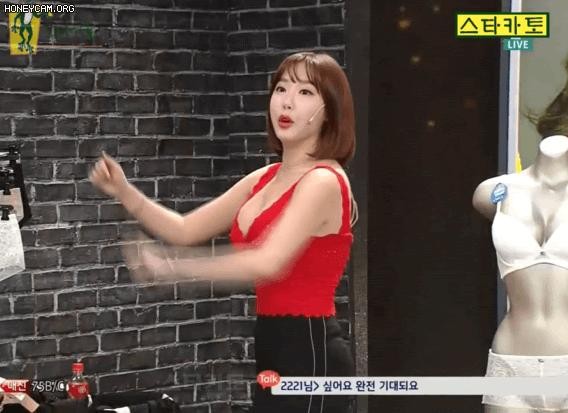 Show host Na Soojin.
