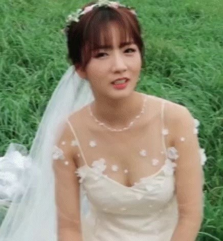 Yoon Bomi's wedding dress.