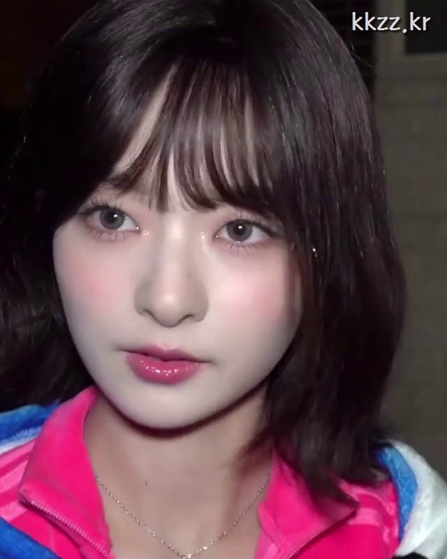 Short bangs. Collarbone from fromis_9. Nagyung.