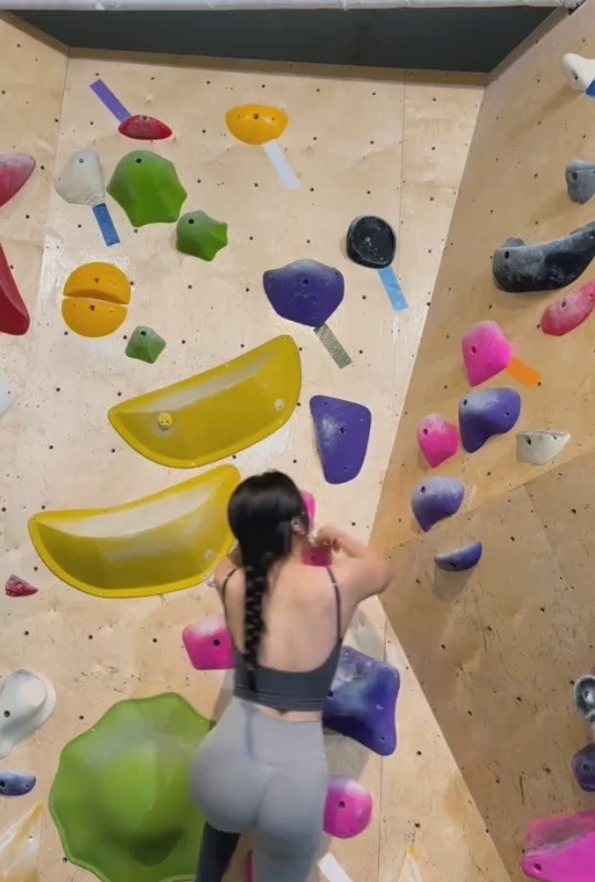 Wonyoung went to learn how to climb. Working hard back muscle leggings, hip fit.