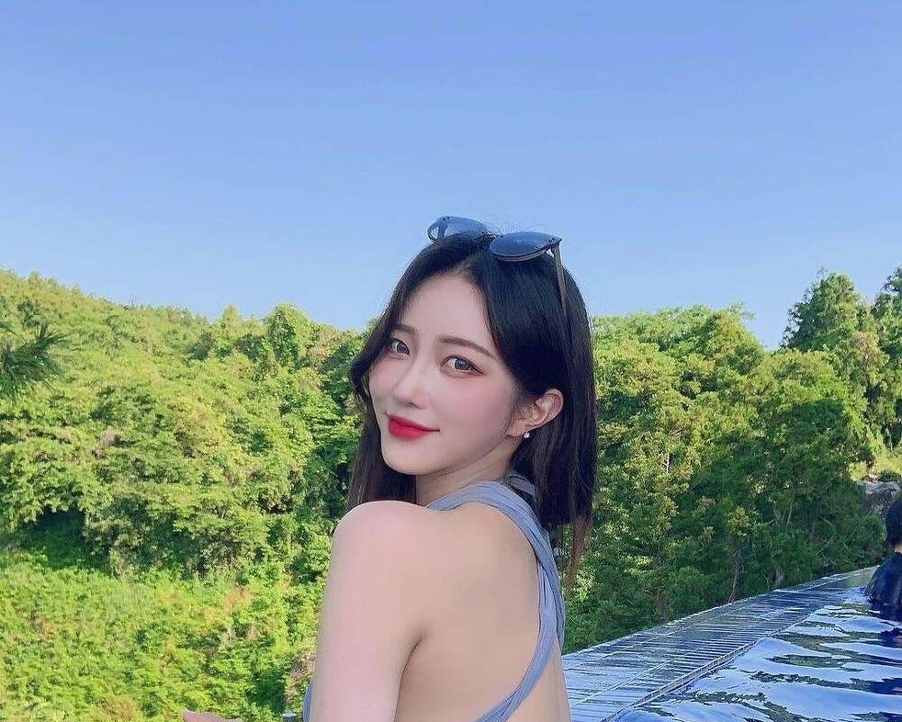 Produce 48 Kim Hyuna, your body looks like a swimsuit.jpg
