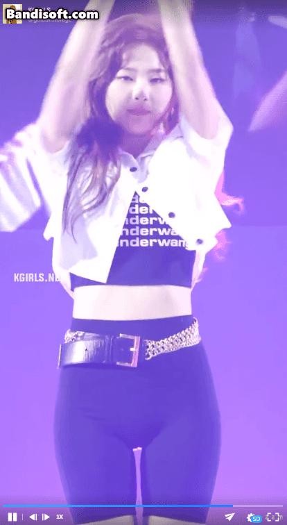 Seulgi's tight shorts fit is crazy.