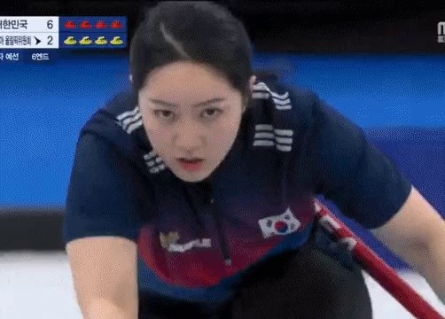 Curling player Kim Kyung-ae. 1 stroke, 3 piggif.