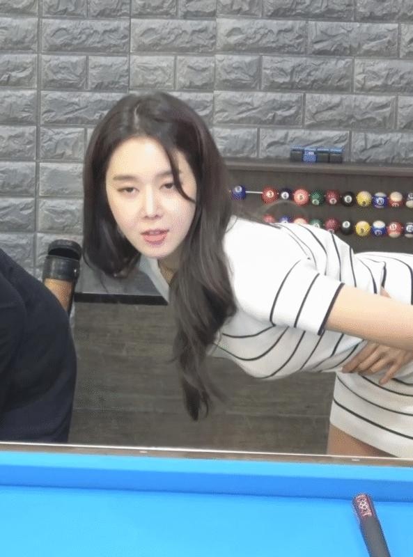The girl group who practices billiards, Hajeong.