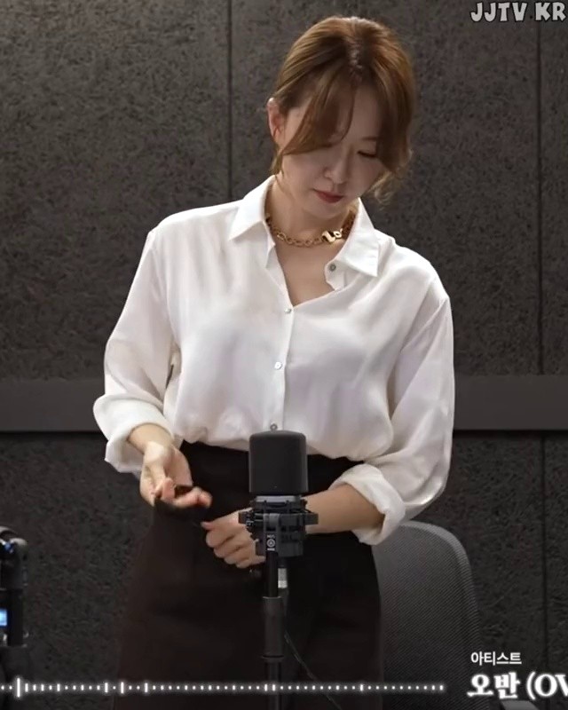 White blouse office look announcer Park Sunyoung.