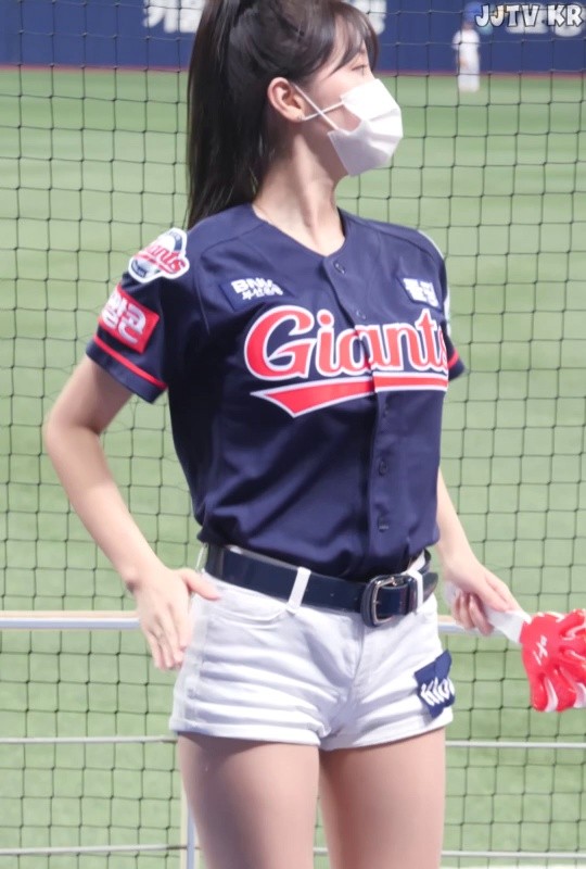 Lotte Giants' cheering outfit. White shorts. Ahn Jihyun's cheerleader. Honey thighs.