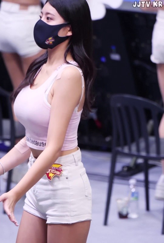 Close-up cropped sleeveless white shorts. Cheerleader Kim Seo.