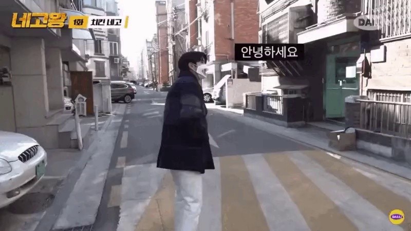 Kwanghee met JeA's fan on the street.