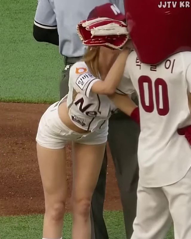 Kwon Nara threw the first pitch when I was in HELLOVENUS.
