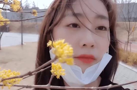 Lovelyz Ji-Soo starts Vlog with no makeup on.