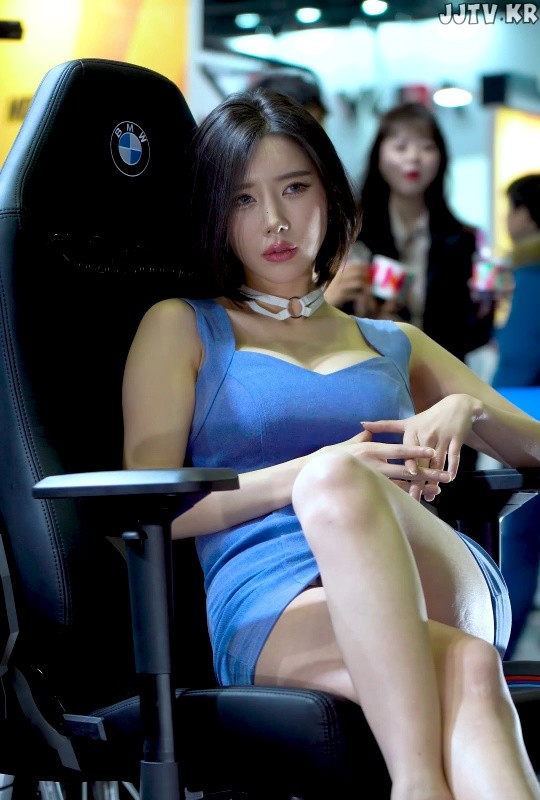 Blue sleeveless dress. Chestbone racing model, Song Jooah.