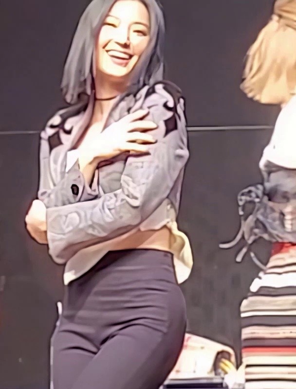 fromis_9 Saerom's tight black pants.