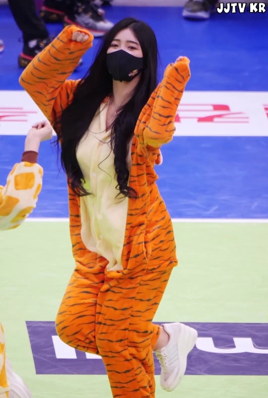 Cheerleader Lim Yeoeun in a sharp animal outfit.