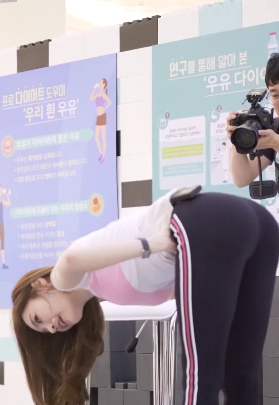Yang Jung Won doing squats in leggings.