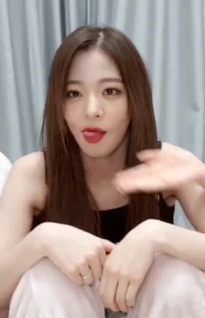 fromis_9's Lee Chaeyoung's tongue movement.