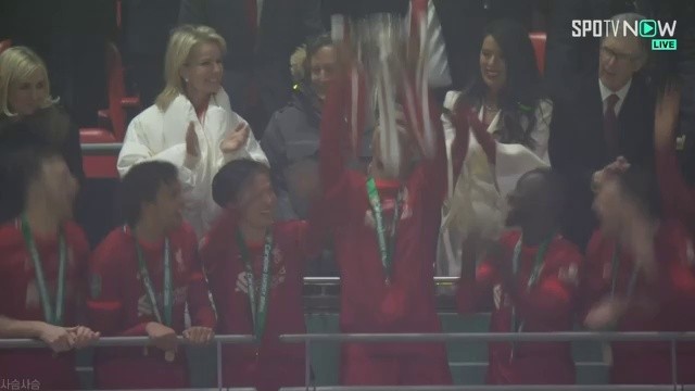I guess Asians have a custom of flipping the trophy over the camera. Add gif.