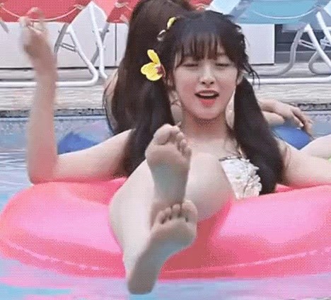 Thick thighs and cute toes OH MY GIRL Arin.