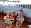 A child who's tired from peeling tangerines for his younger brother.jpg