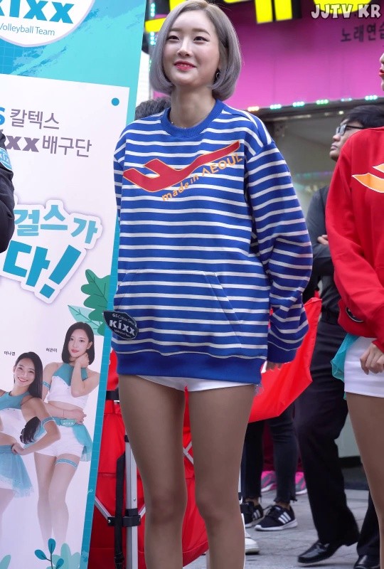 Overfit white shorts. Hongdae busking cheerleader Seo Hyunsook.