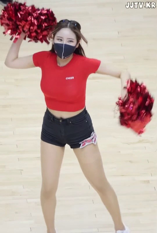 Red T-shirt with heavy movement. Park Sung Ah, cheerleader.