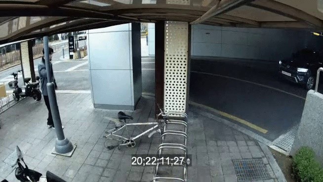 Actor Lee Yi Kyung's stolen bicycle CCTV video.