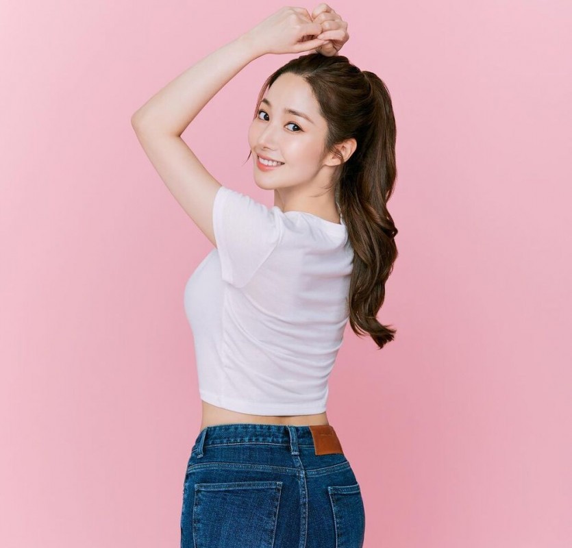 Park Minyoung with pretty white t-shirt and jeans.