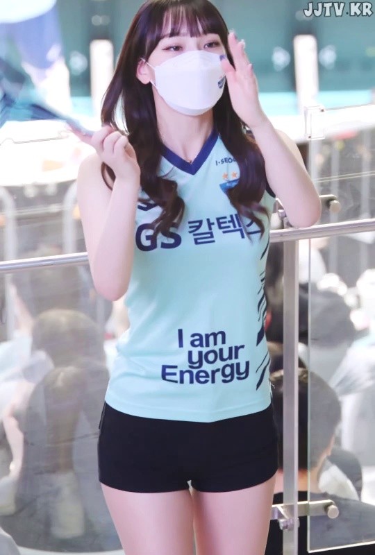 Close-up sleeveless black shorts. Cheerleader Jung Heejung.