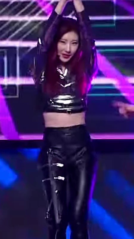 ITZY CHAERYEONG's tight leather pants.