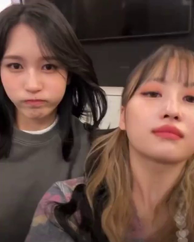 SOUND MINA and MOMO who burst out laughing.