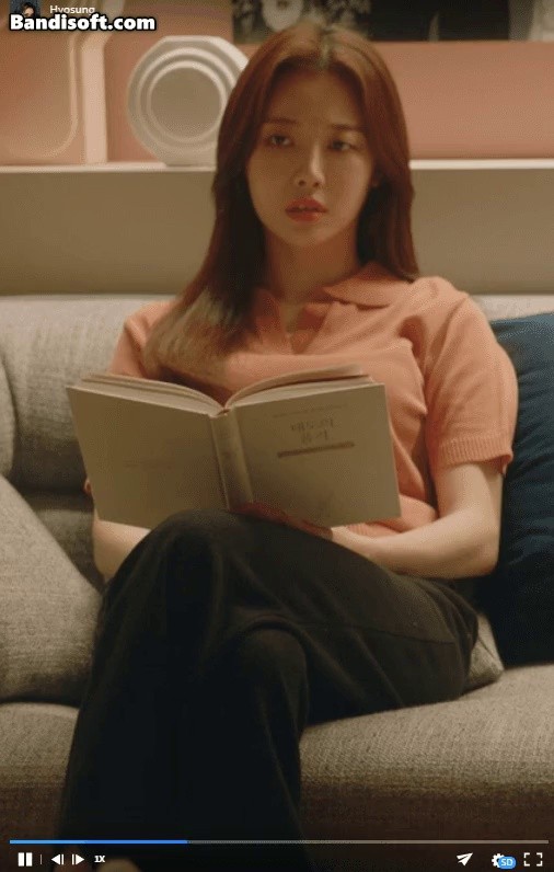 Yura suddenly reads books and is reading books.