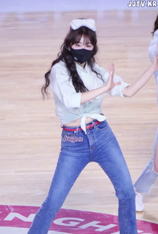 Retro dance, curly jeans, Ahn Jihyun cheerleader.