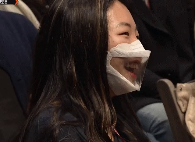 A male audience in front of a girlfriend, Heo Young-ji, and a lover.