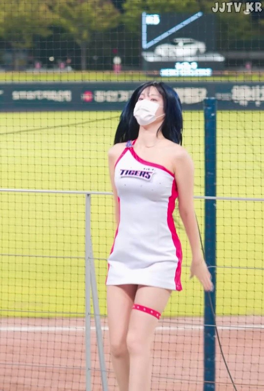 Heavy Shaking Cheerleader Kim Hyun-ji