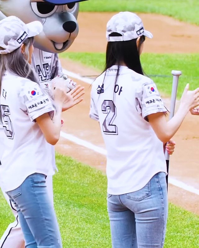 WJSN's Seol A's jeans from the back.