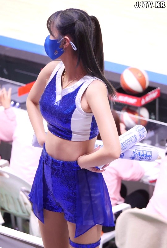 Crop sleeveless, pigtails, cheerleader Kim Han Seul.