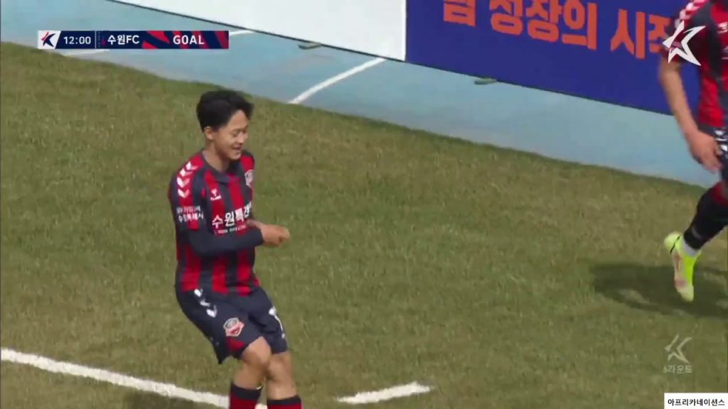 "Sound debut goal" and "Lee Seung Woo turning it around in a good way."